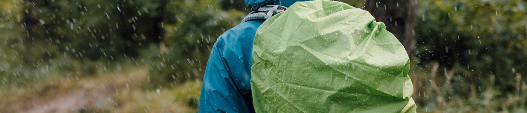 vrouw in de regen in waterdichte jas