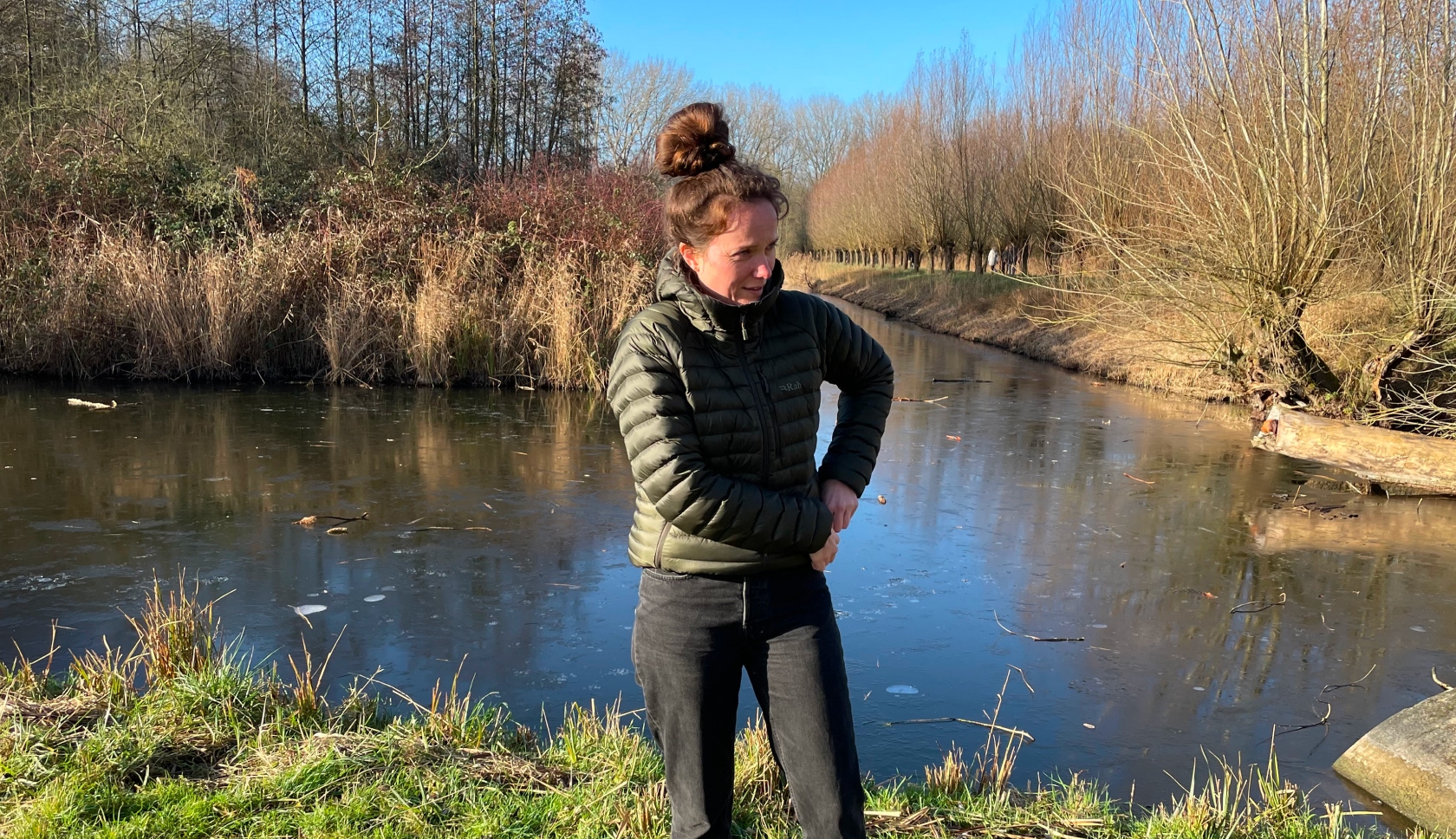 Buitenexpert Bjorn houdt de Glacier Fleece opgevouwen in zijn hand.