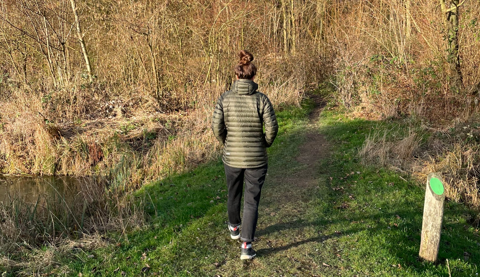 Bjorn haalt zijn telefoon uit de zak van de Glacier Fleece.