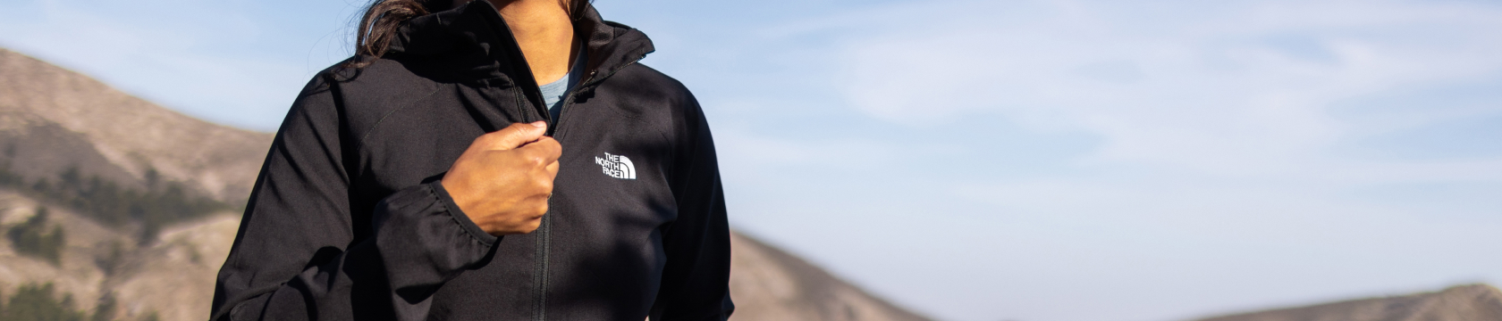 vrouw in een softshell tijdens een wandeling