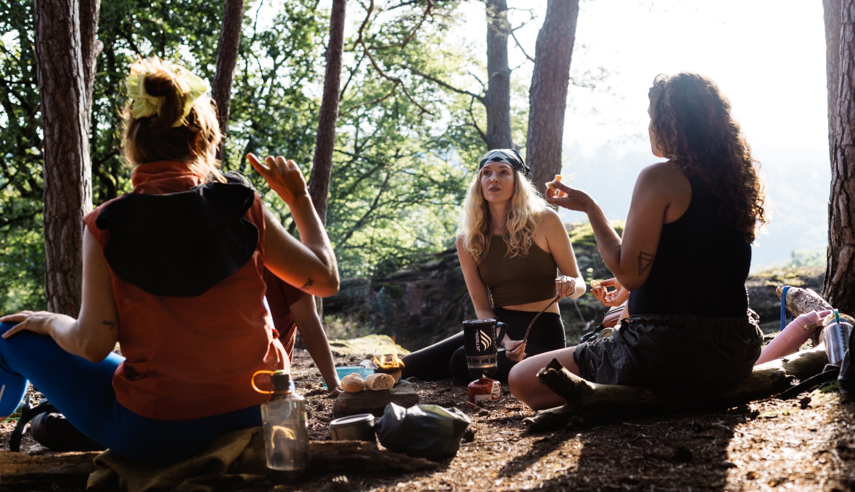 Een man en vrouw staan met de fiets in de hand in een bos