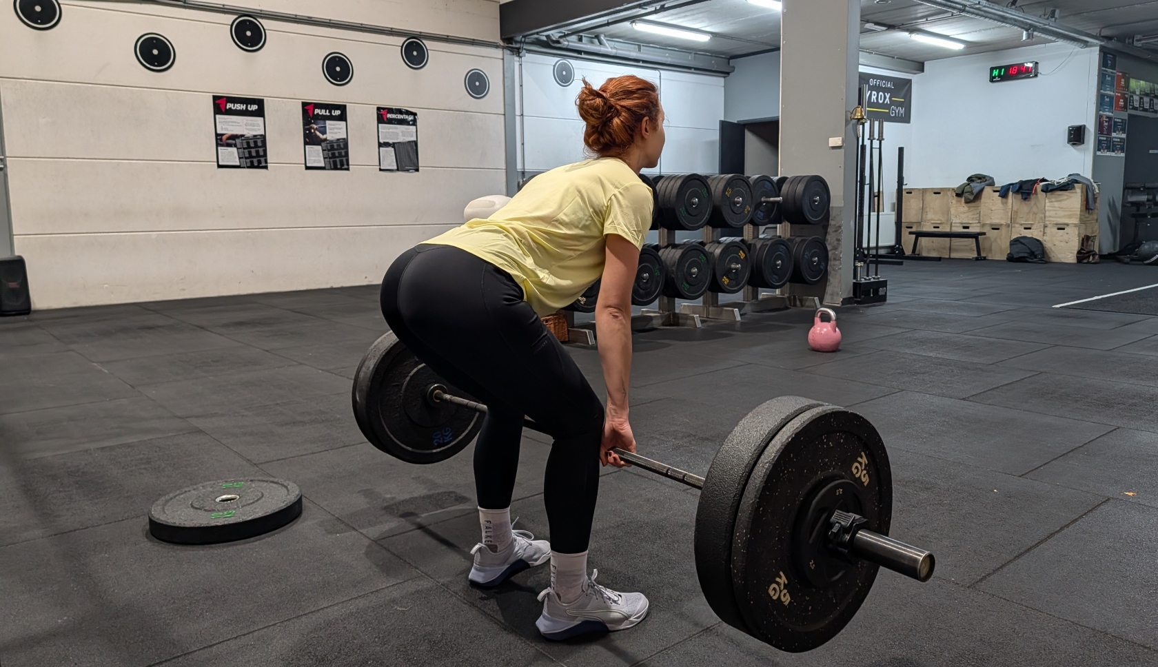 Bjorn haalt zijn telefoon uit de zak van de Glacier Fleece.