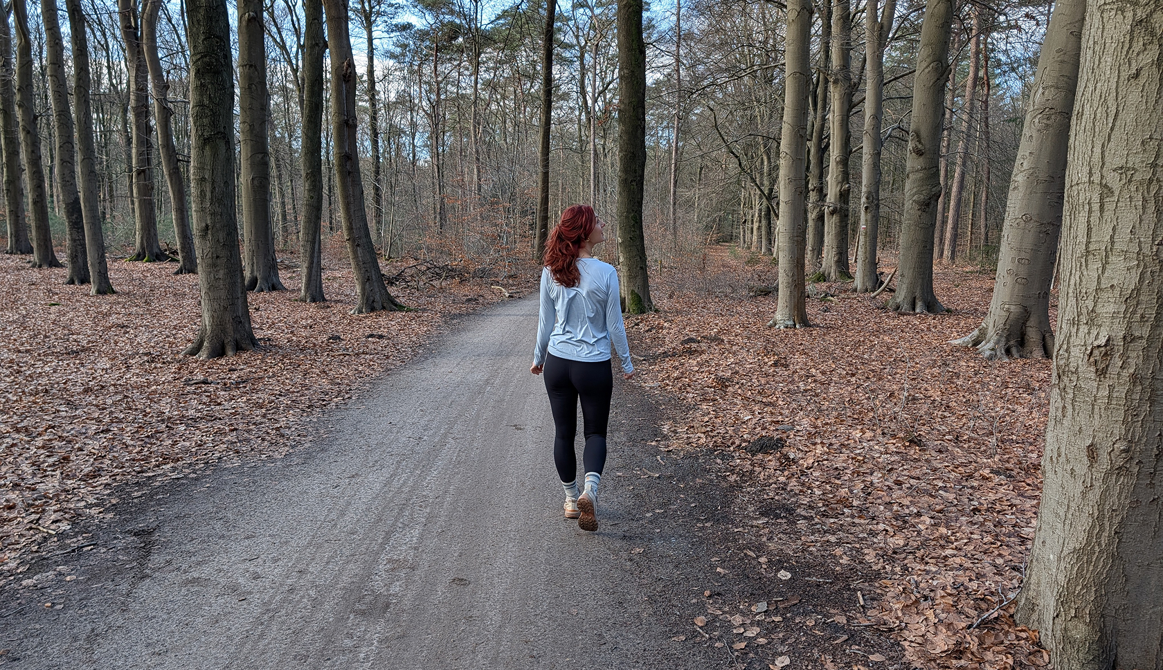 Buitenexpert Bjorn houdt de Glacier Fleece opgevouwen in zijn hand.