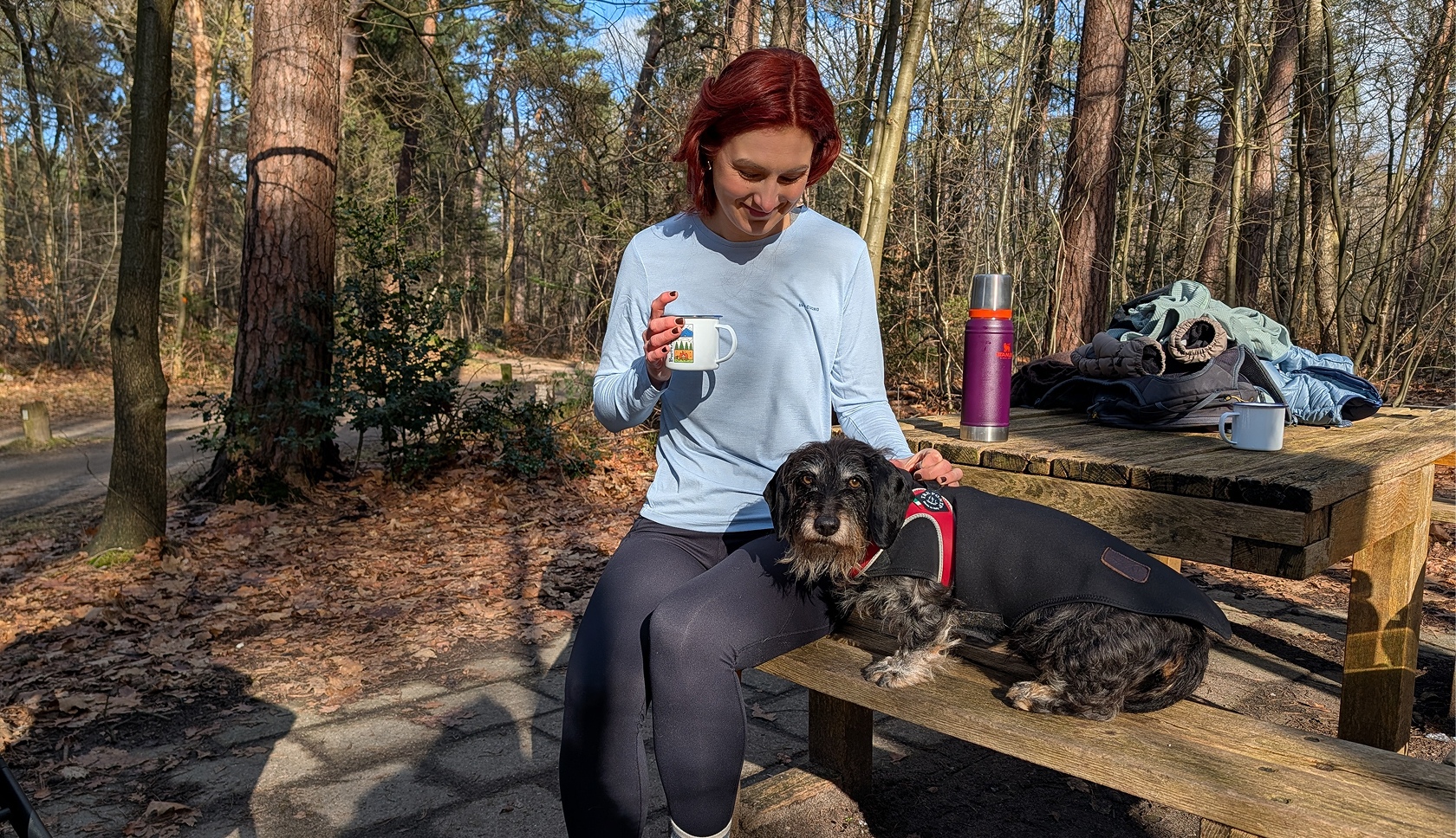Bjorn haalt zijn telefoon uit de zak van de Glacier Fleece.