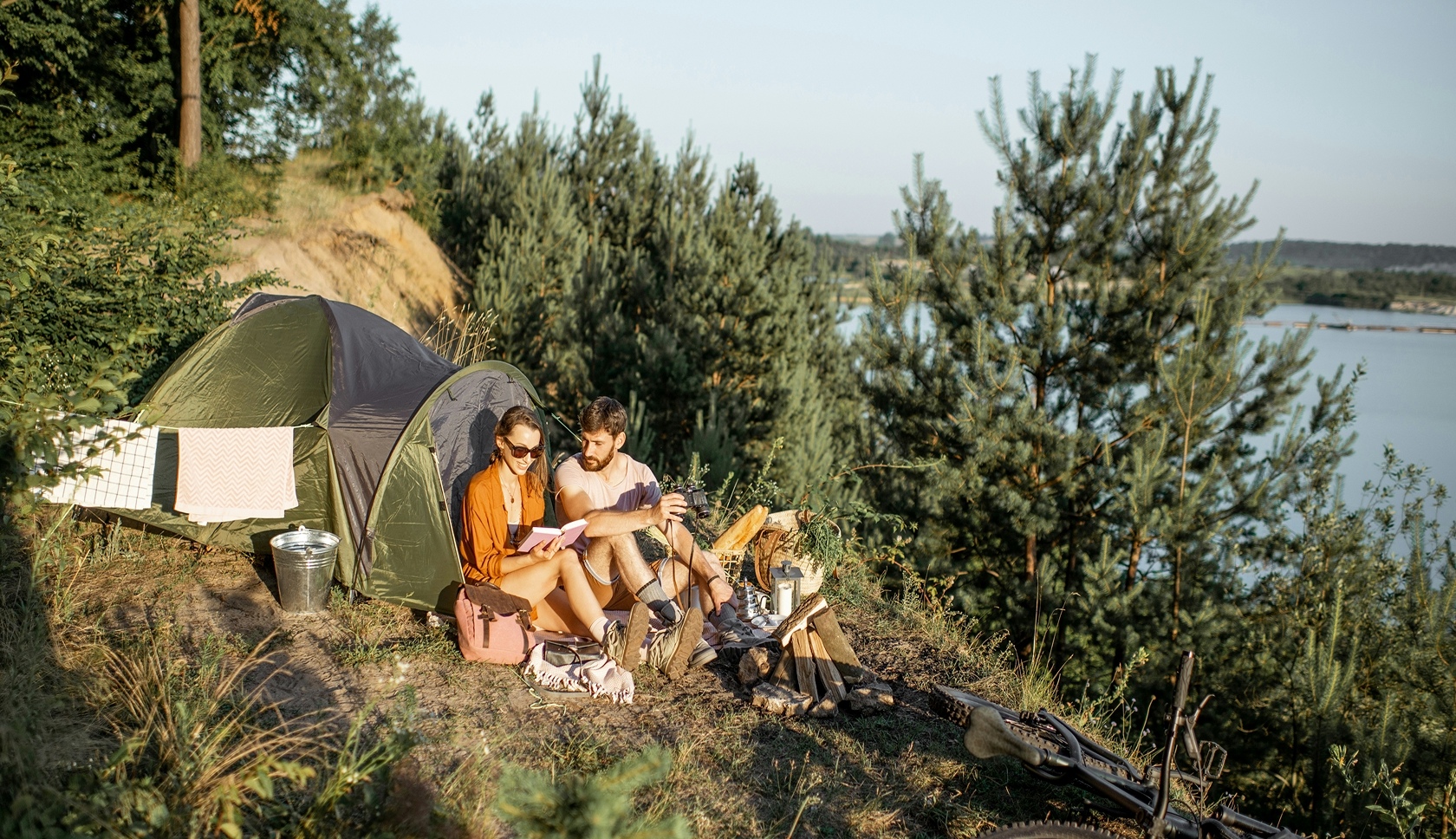 Twee personen staan in regenkleding op een bergtop.
