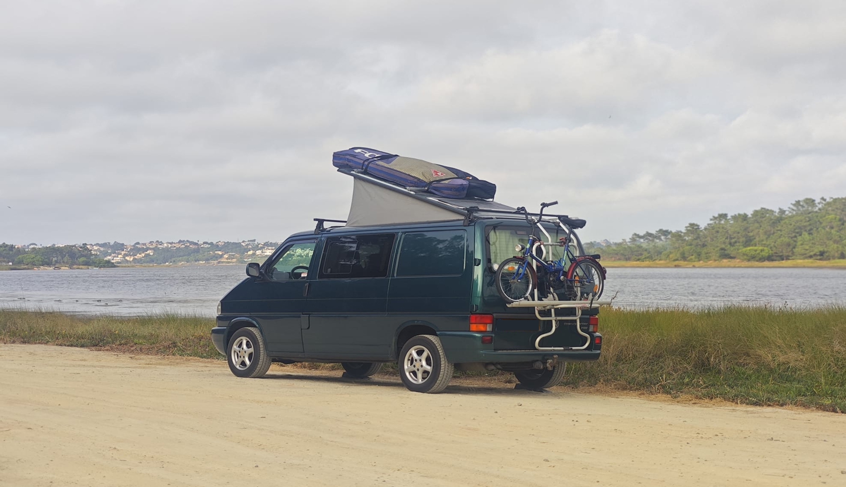 Twee personen staan in regenkleding op een bergtop.