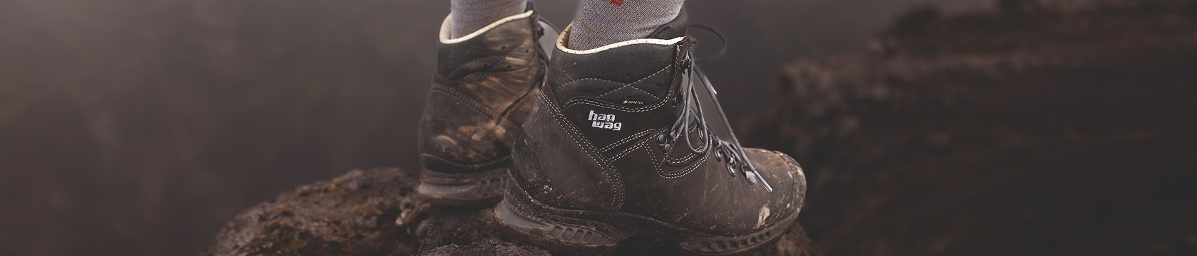 bergschoenen op de top van een berg