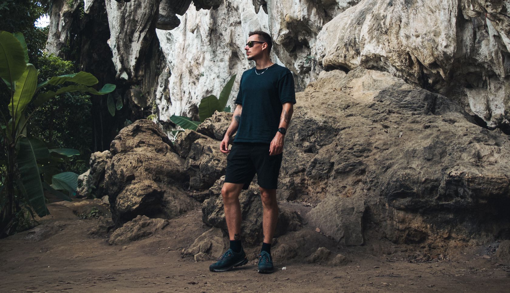 man poseert in de jungle in de meindl tahoma gtx voor heren