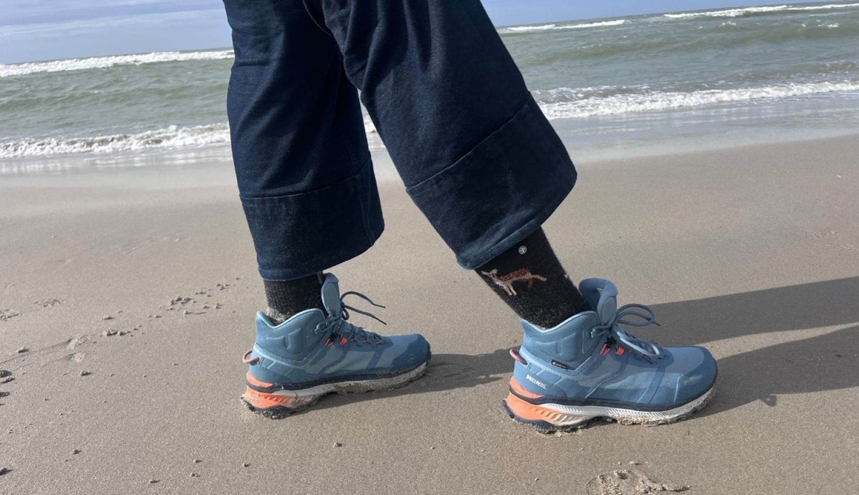 vrouw in de meindl tahoma lady mid op het strand