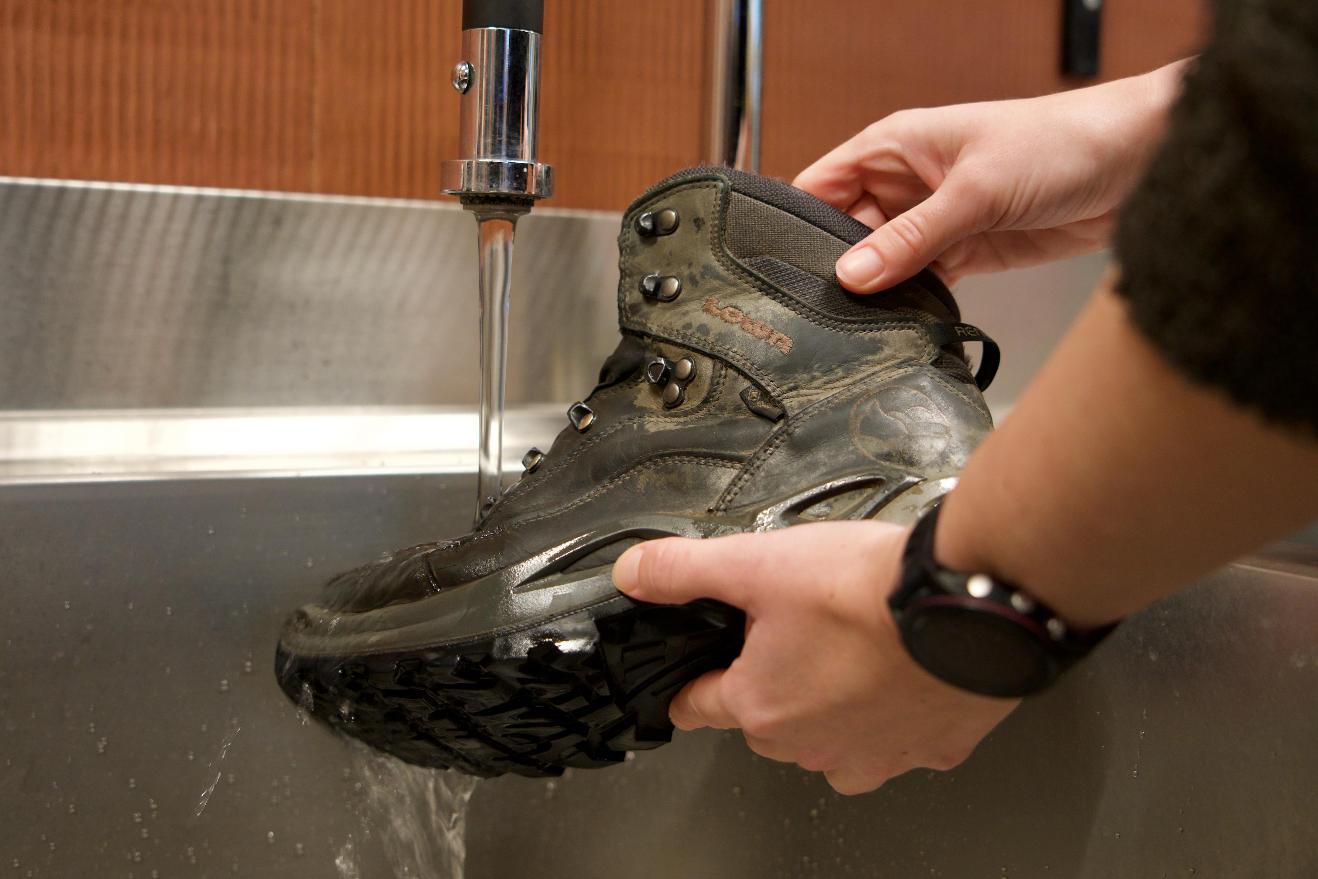 wandelschoen afspoelen