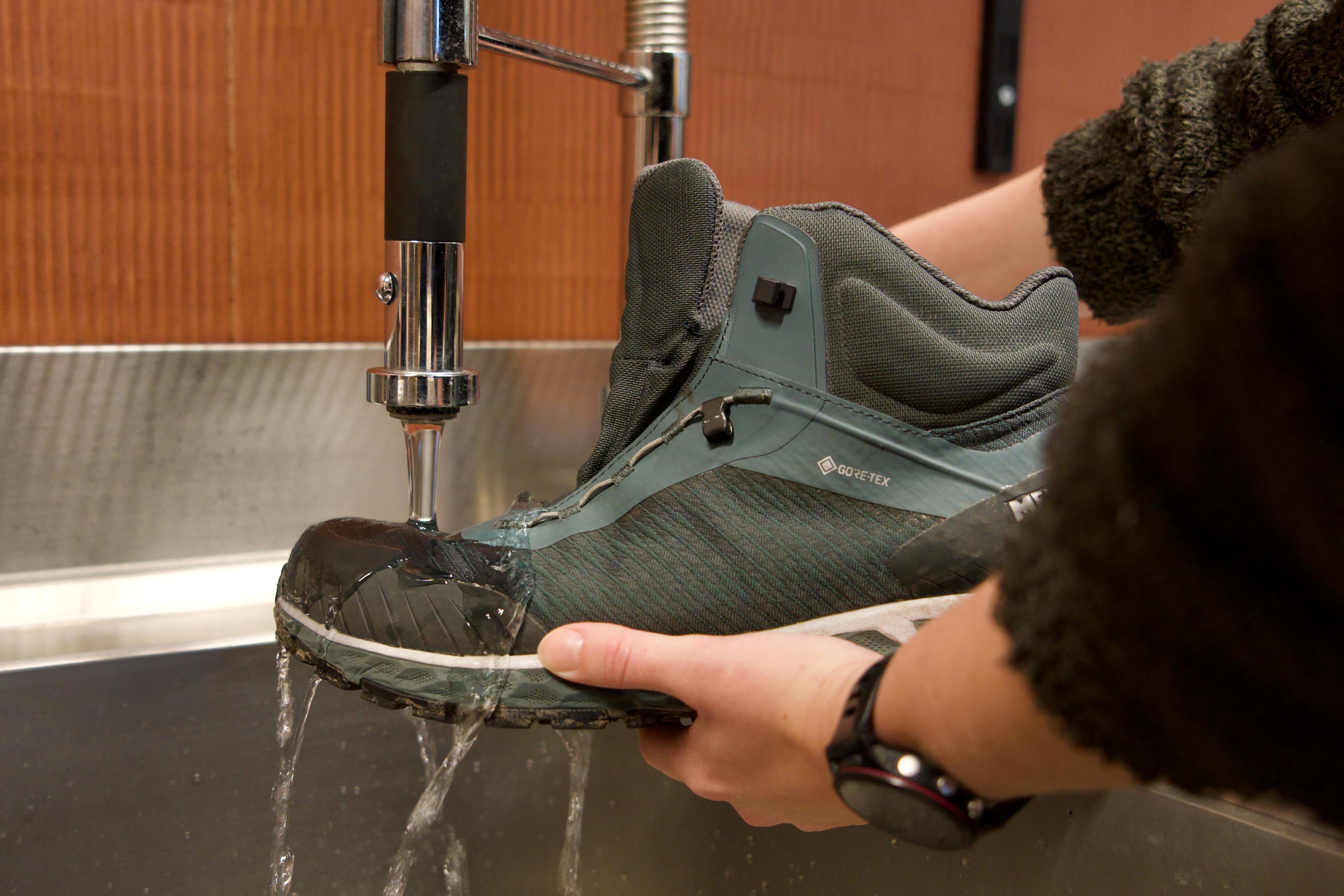 vuil verwijderen van de schoen