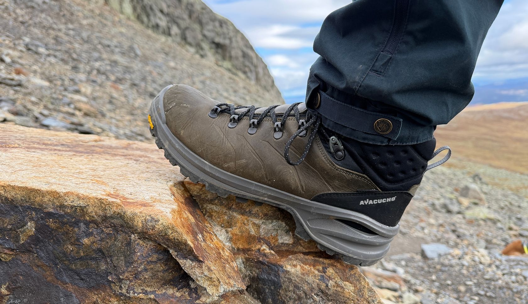 Detail van de enkelkraag en schacht van de Ayacucho Ordesa Mid WP