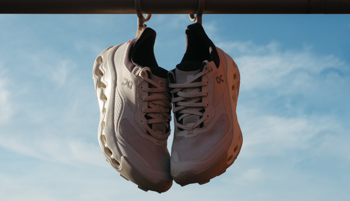 Bjorn haalt zijn telefoon uit de zak van de Glacier Fleece.