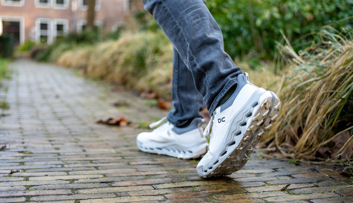 Bjorn haalt zijn telefoon uit de zak van de Glacier Fleece.