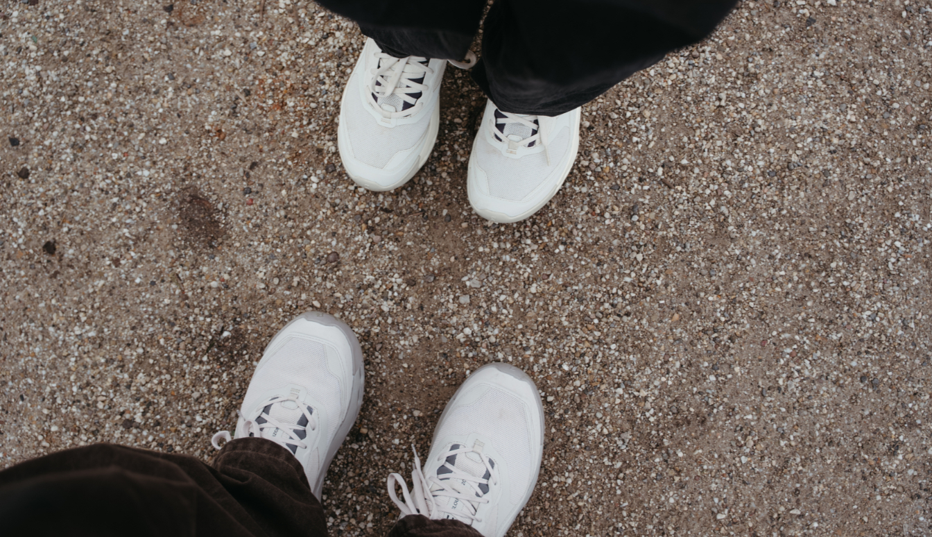 Bjorn haalt zijn telefoon uit de zak van de Glacier Fleece.