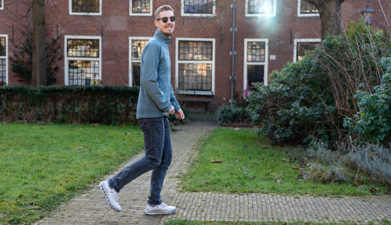 Bjorn haalt zijn telefoon uit de zak van de Glacier Fleece.