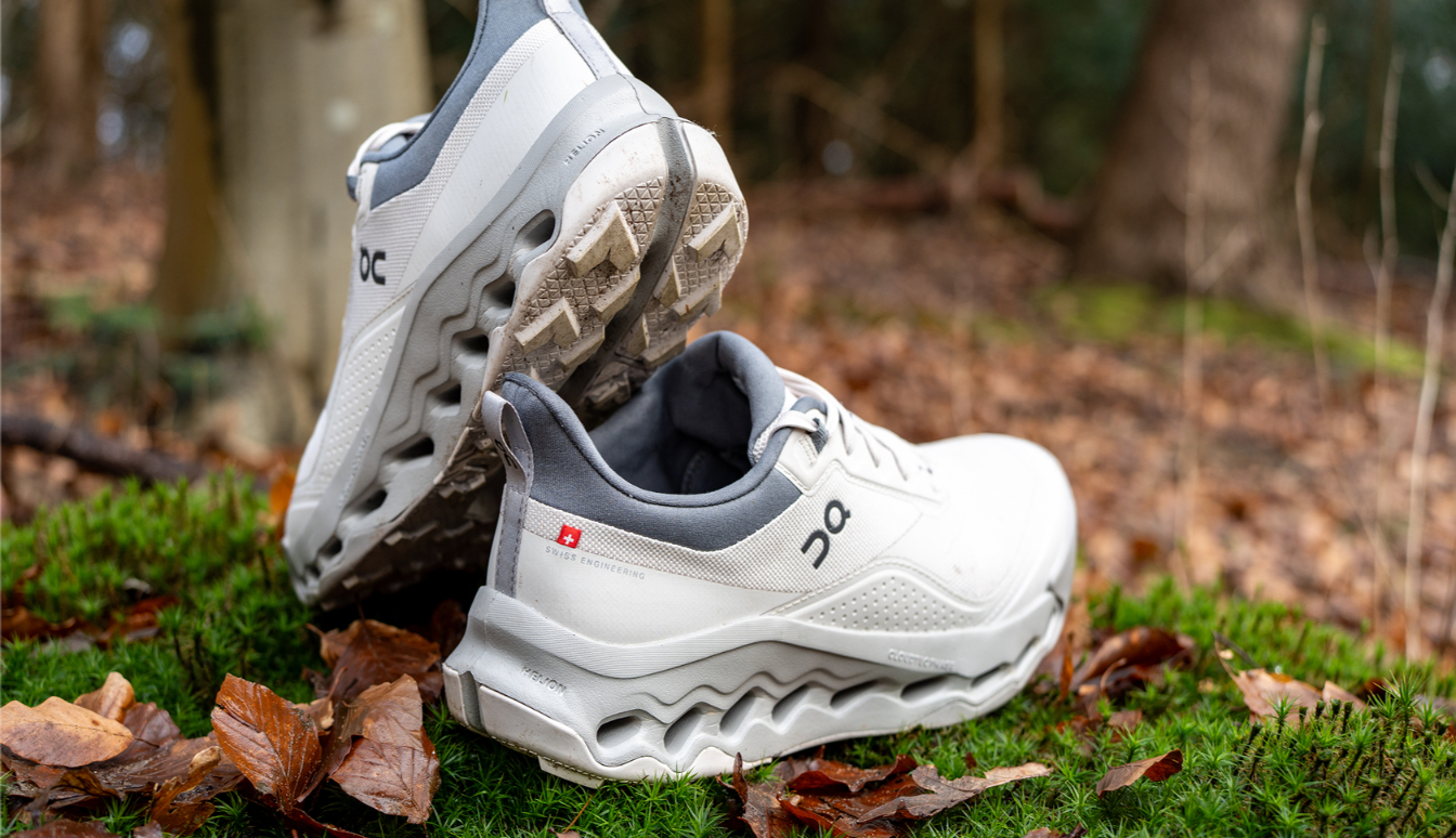 Buitenexpert Bjorn houdt de Glacier Fleece opgevouwen in zijn hand.