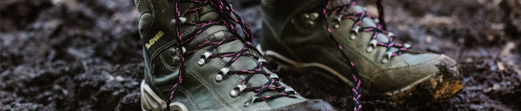 wandelschoenen in de modder