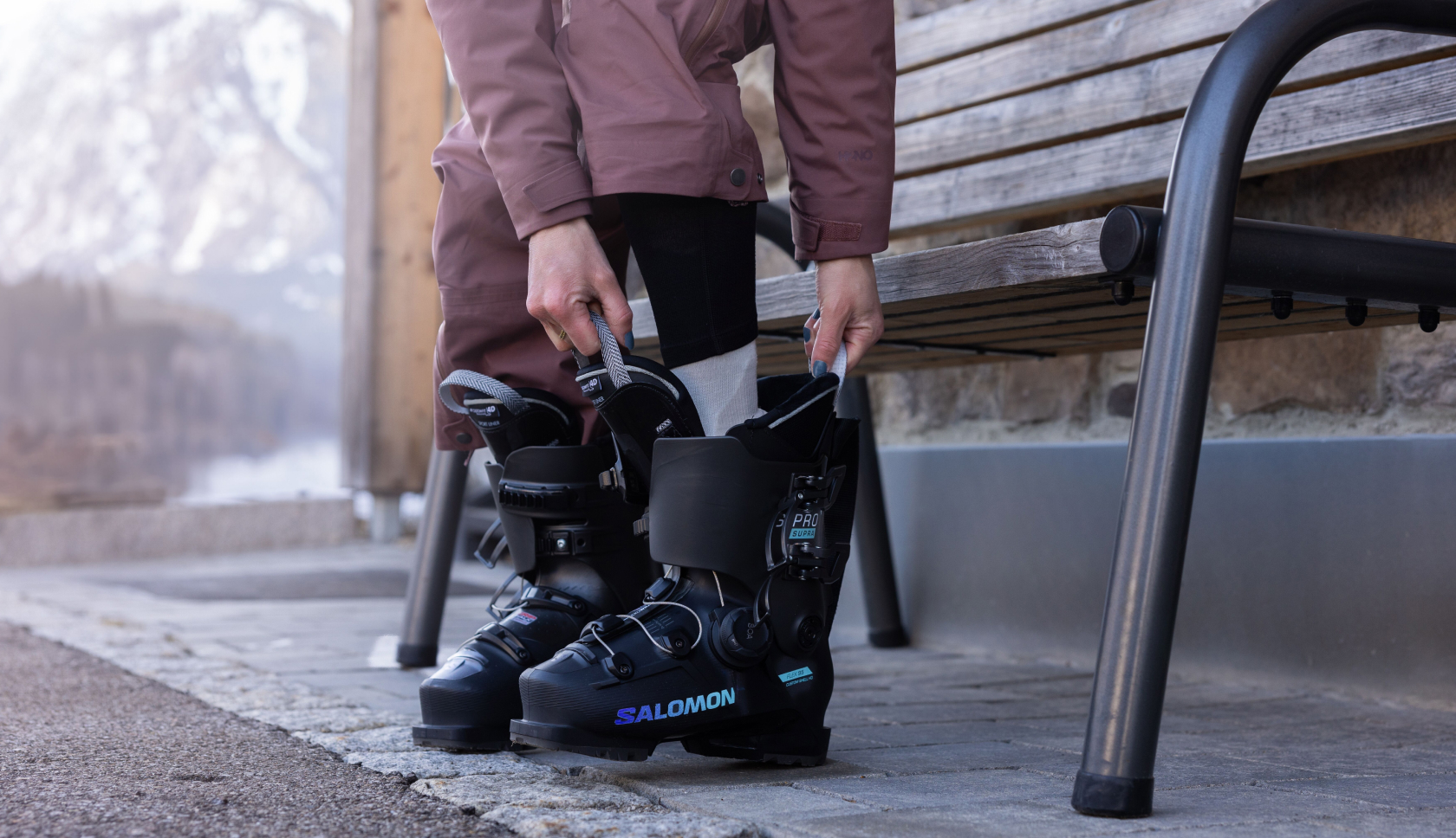 vrouw stapt in skischoen