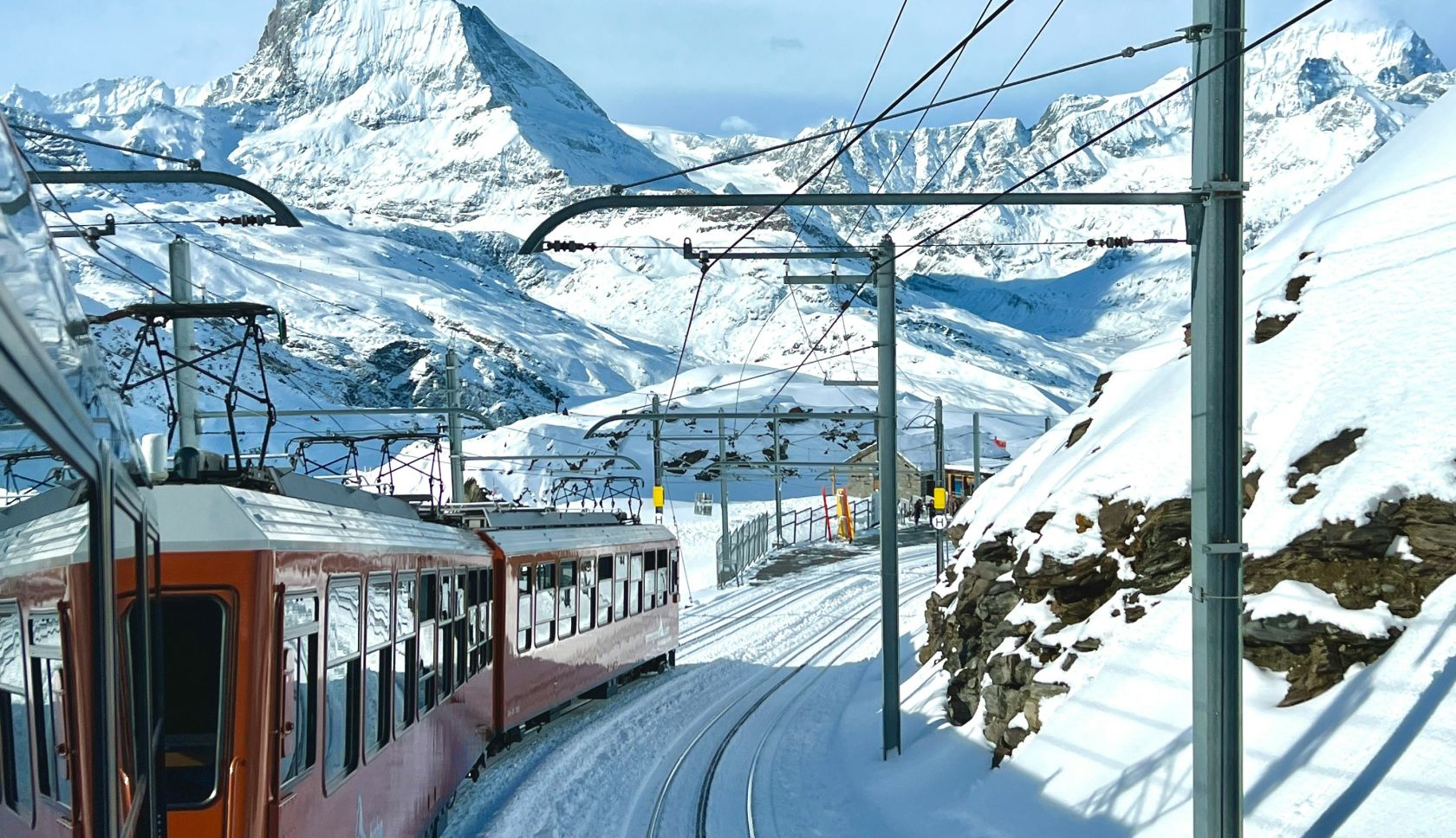 vriendengroep zit in de skilift