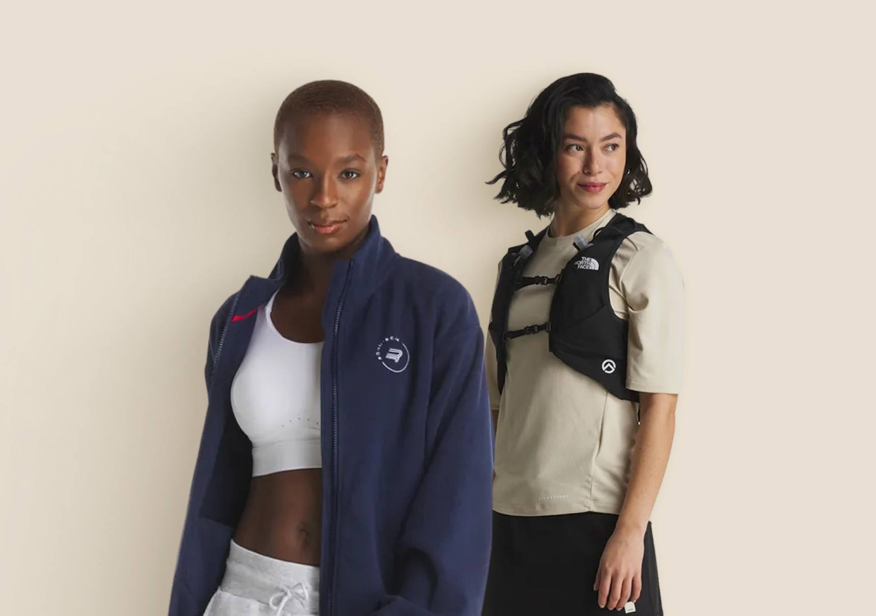 dame voert yoga-pose uit in comfortable sportkleding