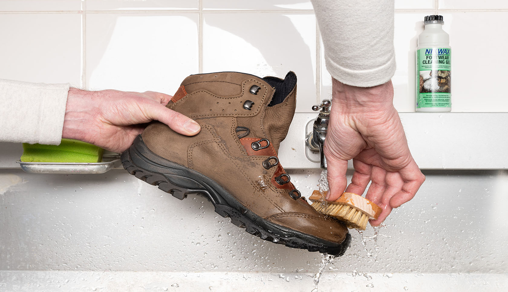schoenen afspoelen met water