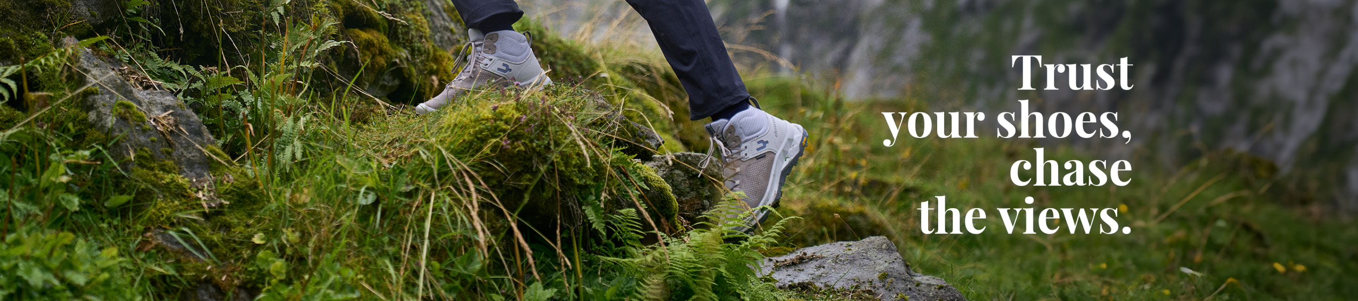 schoenen in het gras op een berg met de tekst 'vertrouw je schoenen, ga het uitzicht achterna'