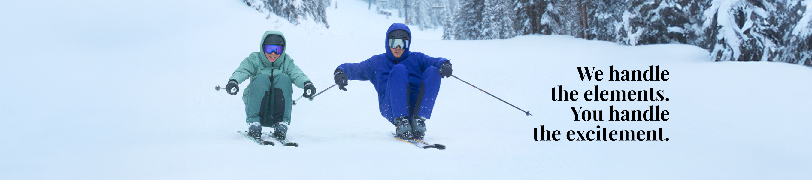 twee skiërs gaan speels de piste af in wintersportkleding van ayacucho