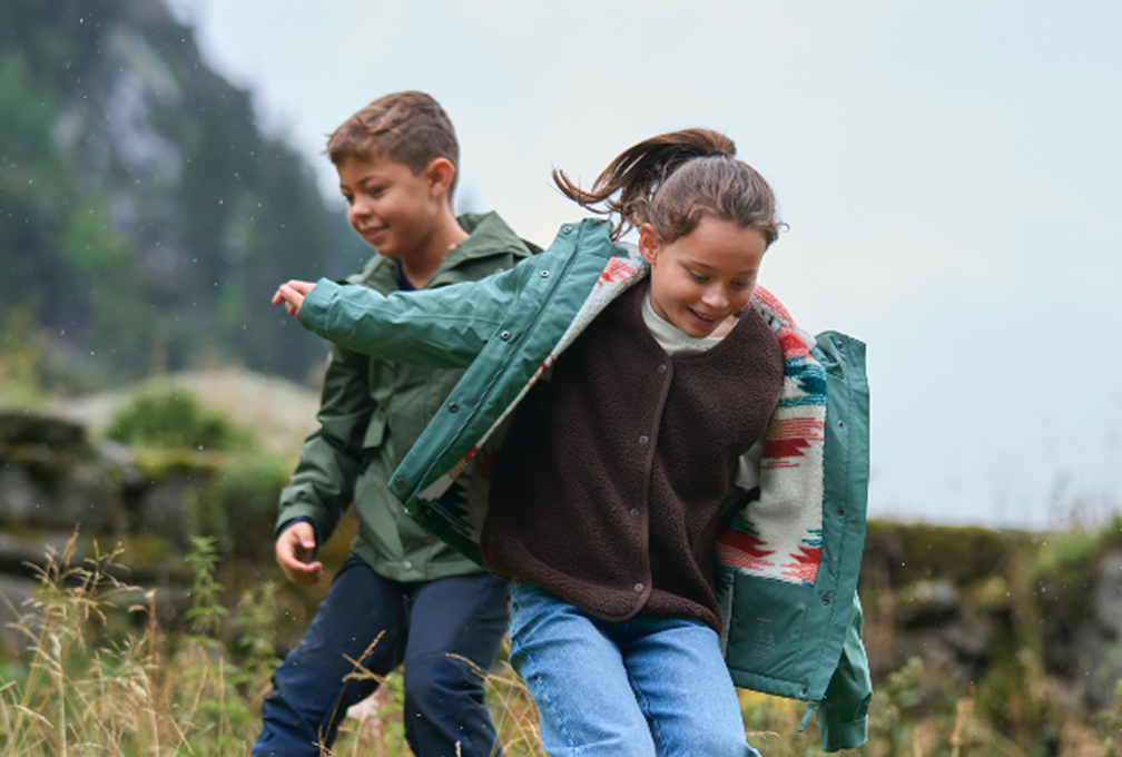 twee kinderen spelen buiten