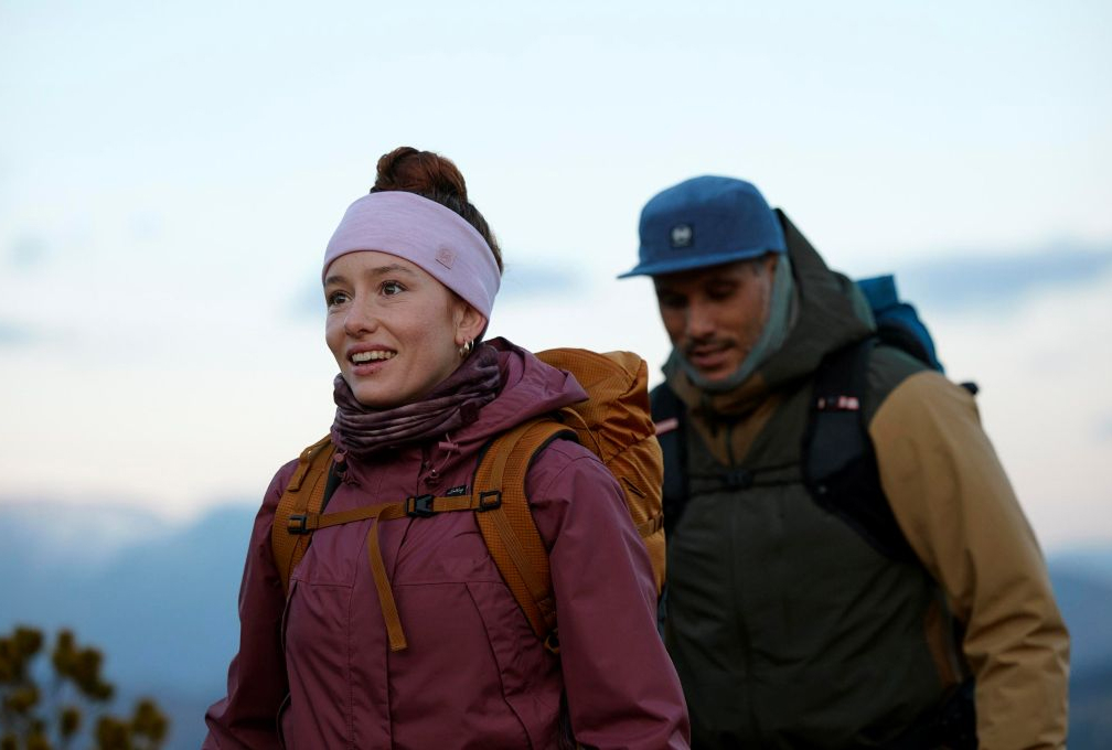 man en vrouw wandelen in de buitenlucht