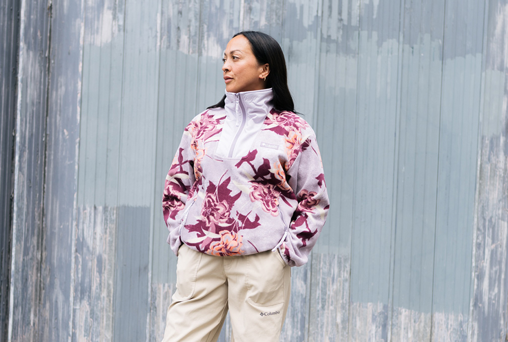 vrouw poseert in wit-roze trui