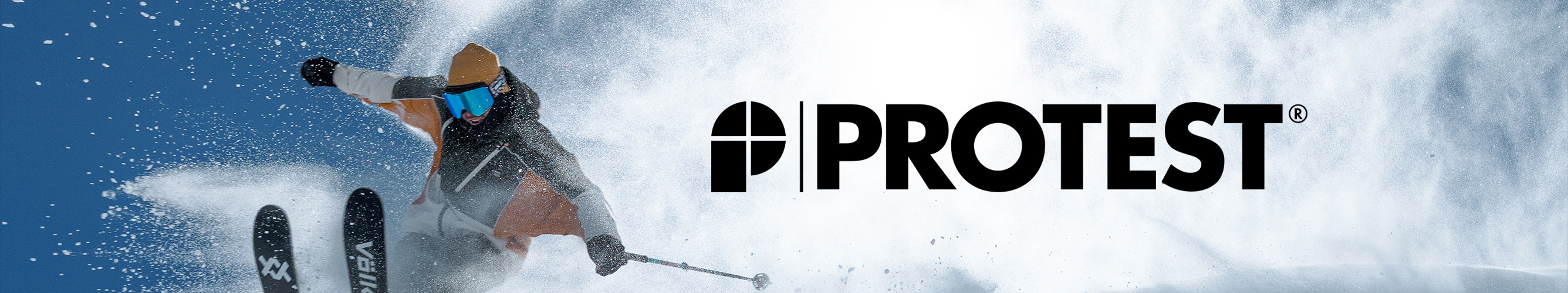 skier vliegt van besneeuwde berg