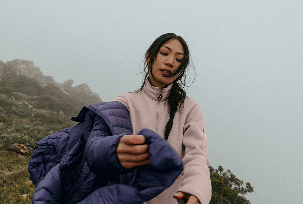 Vrouw in Arc’teryx outdoorkleding in een rotsachtig berglandschap
