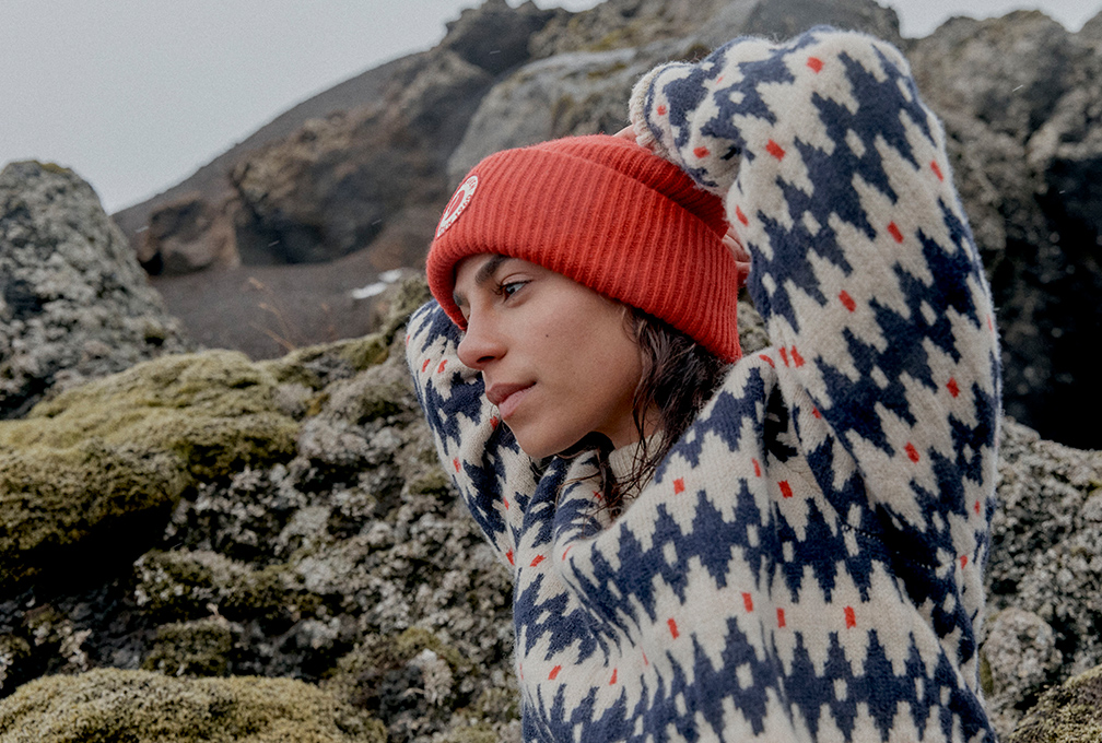 vrouw in fjallraven-kleding wandelt door de natuur