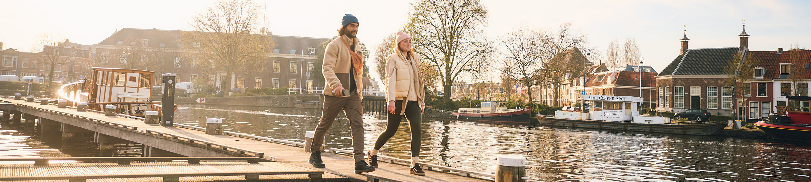 Man en vrouw in Maier Sports-wandelkleding tijdens een wandeling langs het water