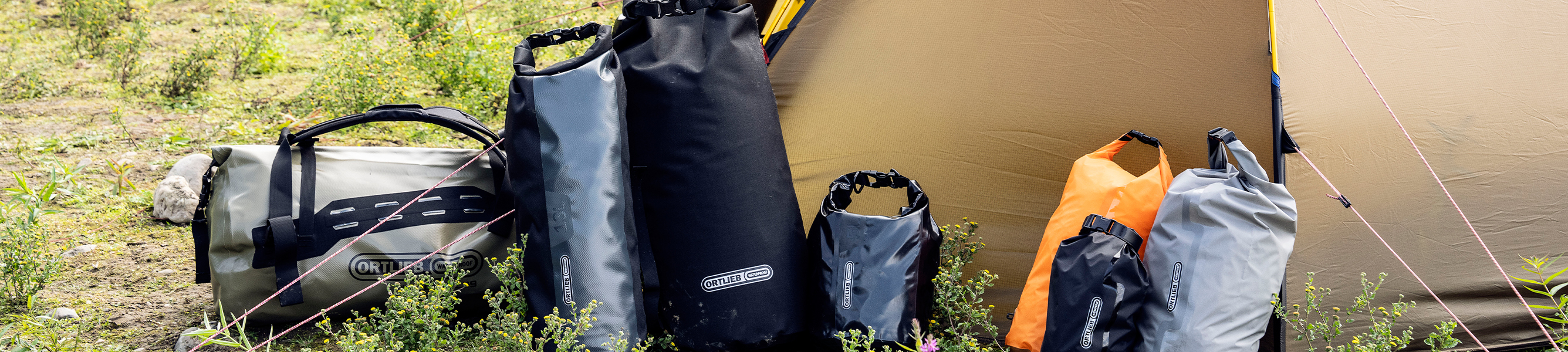 Waterdichte Ortlieb tassen bij een tent op de camping
