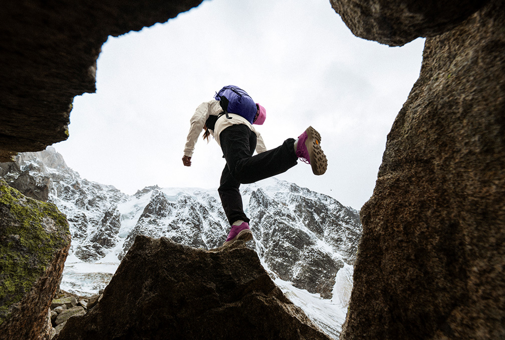 bergwandelaar in arc'teryx-kleding