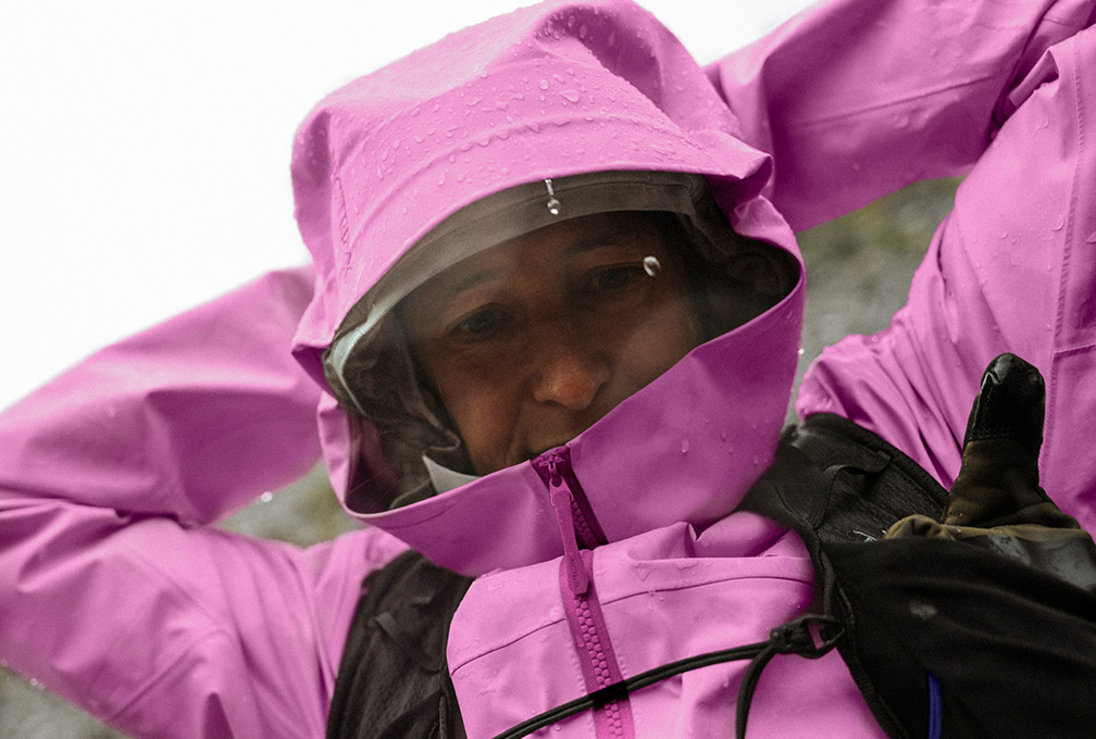 vrouw in arc'teryx-kleding