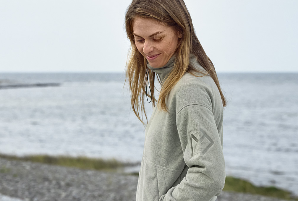 vrouw in didriksons-kleding