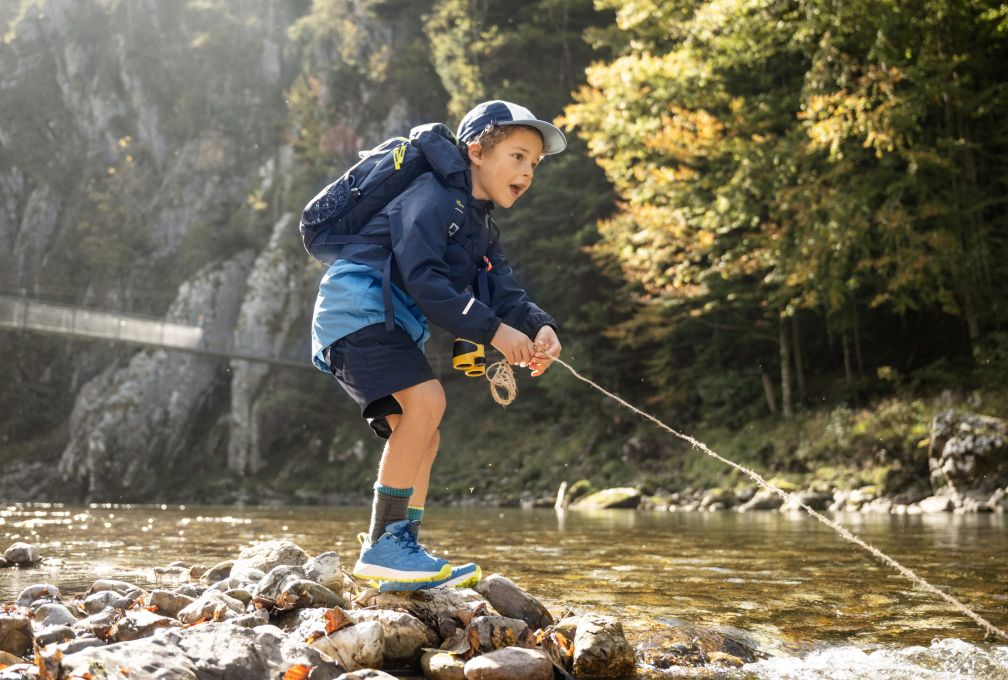 Avontuurlijke jongen in Jack Wolfskin kleding