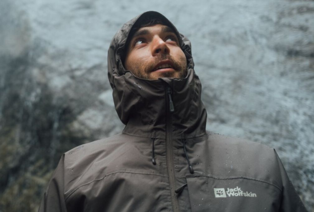 Mannen in Jack Wolfskin kleding