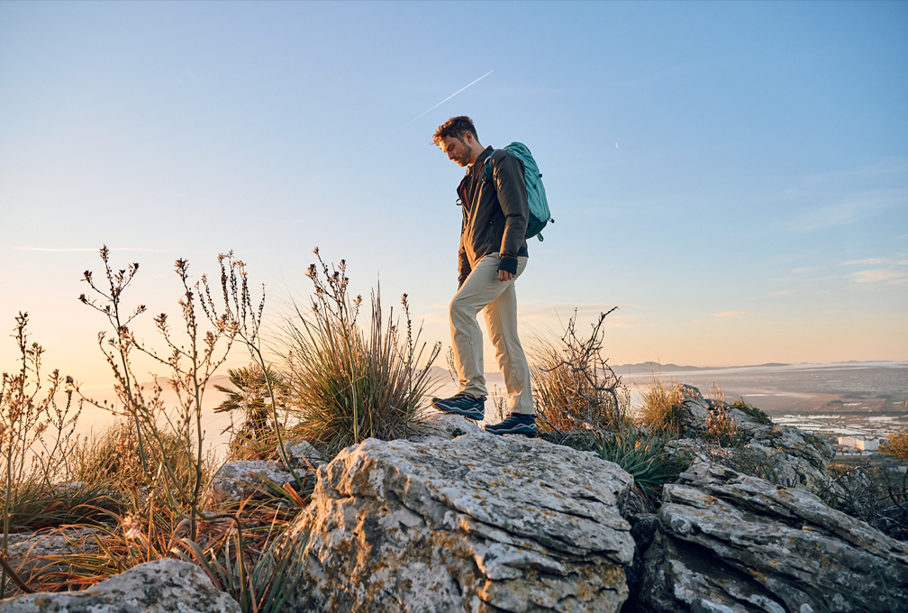 man in lowa-wandelschoenen