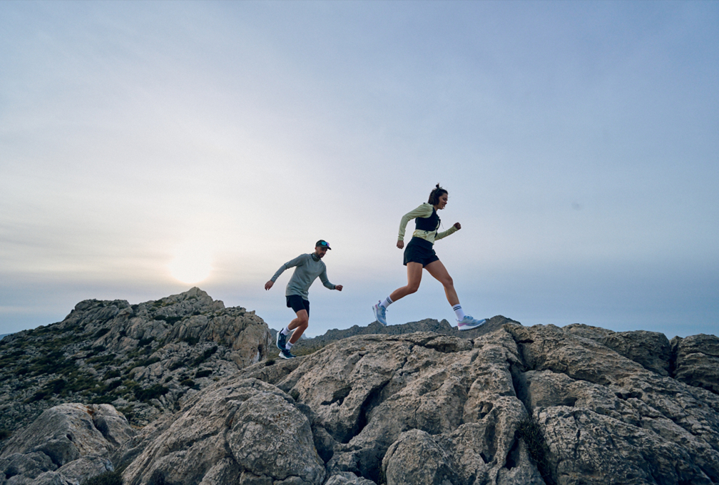 mensen in trailrunschoenen van lowa