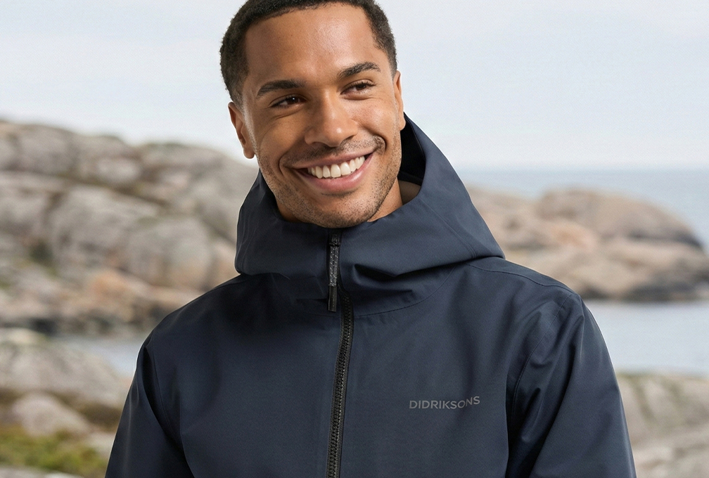 man loopt met strenge uitdrukking door besneeuwd gebied