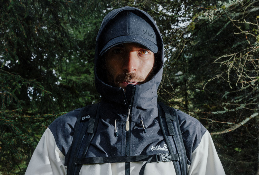 mannen wandelen door de bergen