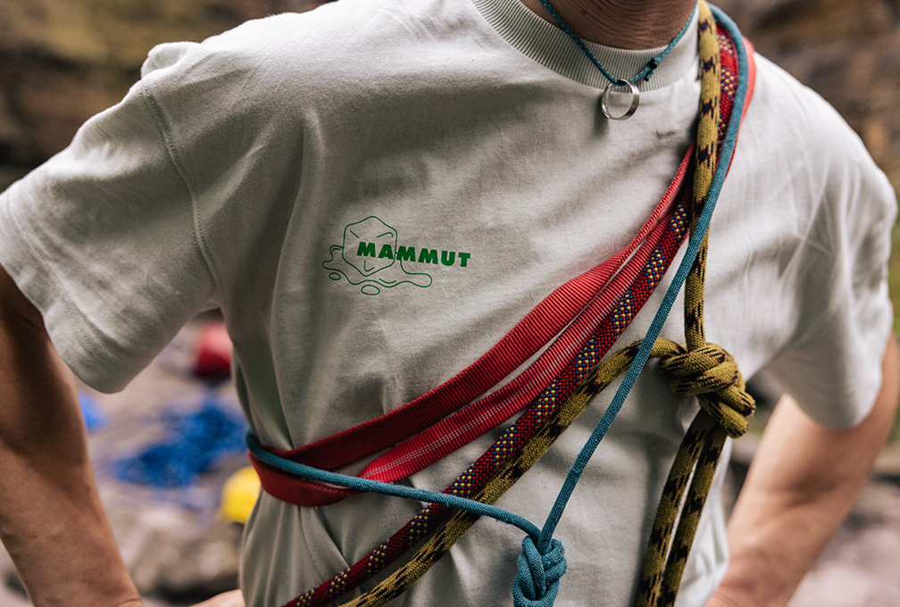 hand houdt een sos-zender vast