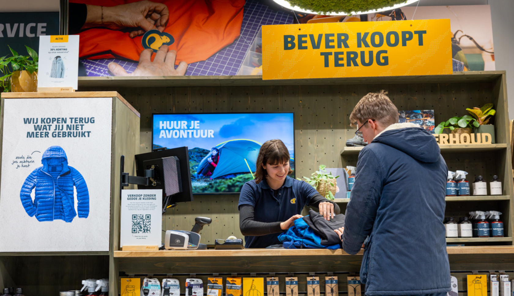 Iemand bekjikt de onderkant van een paddenstoel met een spiegeltje