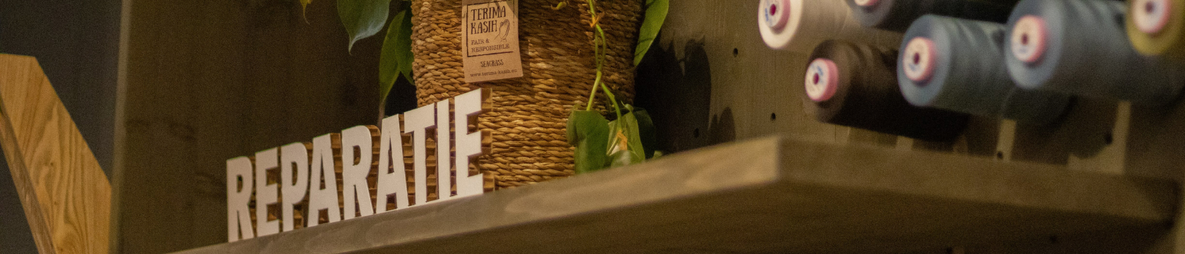 Houten letters vormen het woord 'reparatie' in een Bever-winkel.