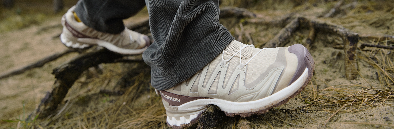 Twee Salomon-schoenen in de natuur