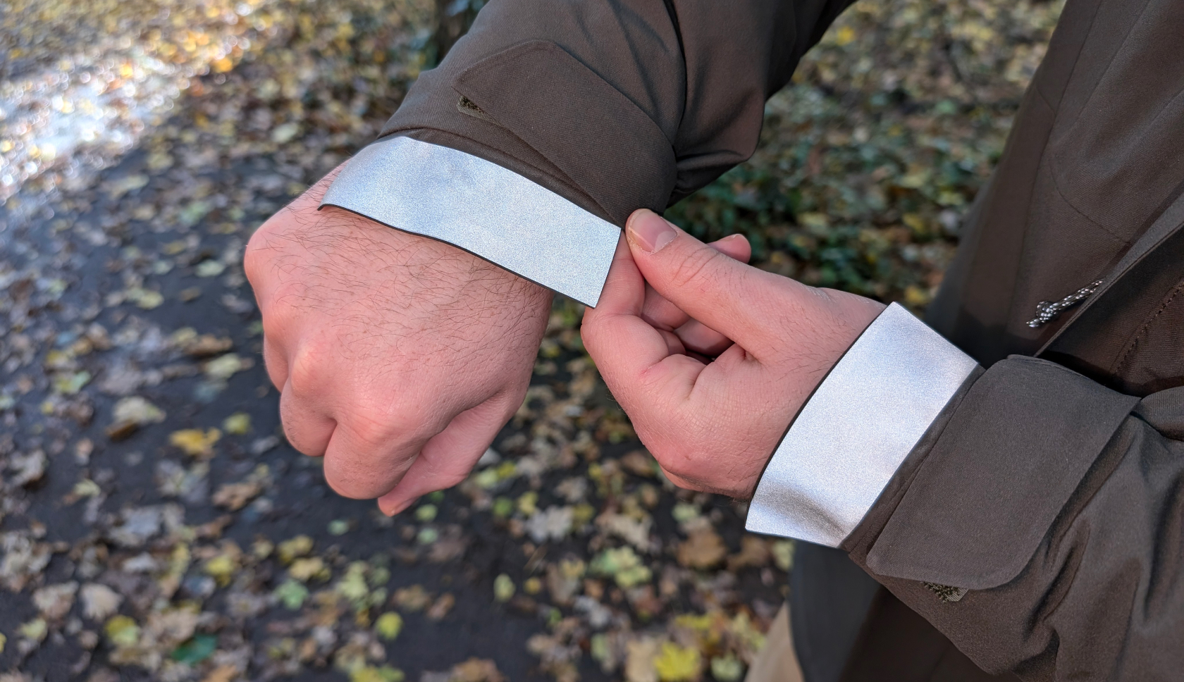 jongen doet klitteband vast aan zijn jas